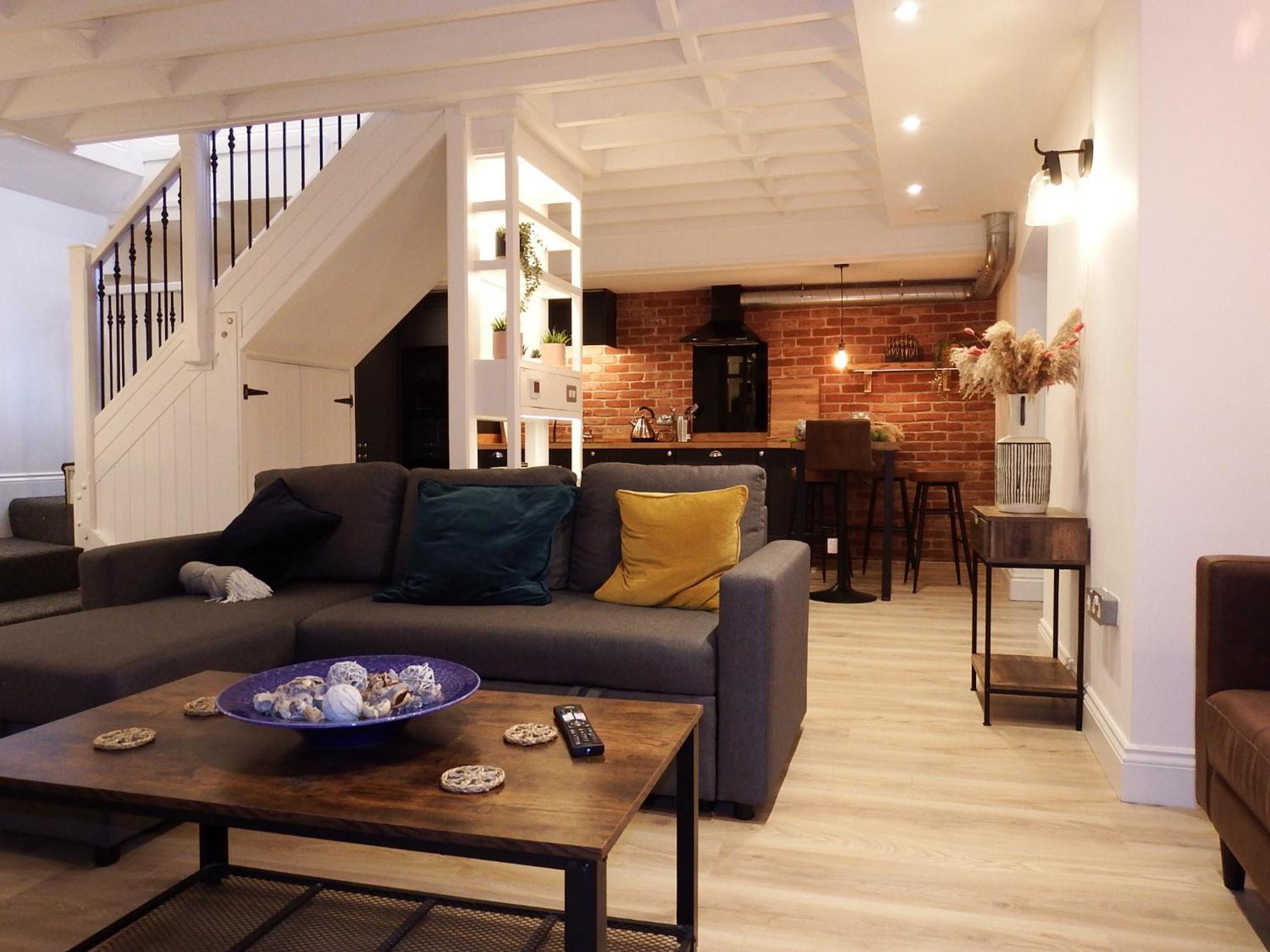 Newly Renovated Stunning Warehouse * Борнмут